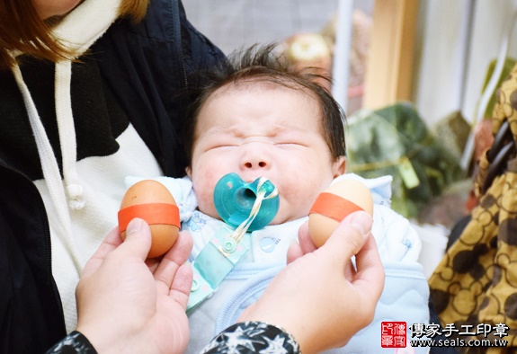 剃胎毛、滿月剃頭、嬰兒剃頭、嬰兒理髮、嬰兒剃髮、嬰兒剃胎毛、嬰兒滿月剃頭、寶寶剃頭、剃胎毛儀式、剃胎毛吉祥話、滿月剃頭儀式、滿月剃頭吉祥話、寶寶剃胎毛、寶寶滿月剃頭理髮、新北永和區剃胎毛、新北永和區滿月剃頭、新北永和區嬰兒剃頭剃胎毛、新北永和區嬰兒理髮、新北永和區嬰兒剃髮、孫寶寶(新北永和區嬰兒寶寶滿月剃頭理髮、免費嬰兒剃胎毛儀式吉祥話)。中國風會場，爸媽寶貝免費穿「日中韓」古裝禮服。專業拍照、DVD光碟、證書。★購買「臍帶章、肚臍章、胎毛筆刷印章」贈送：剃頭、收涎、抓周，三選一。2016.01.02 照片3